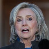 Hillary Clinton comparece ante los medios de comunicación