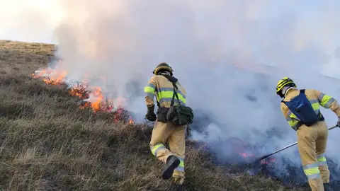 Bomberos del servicio de extinción de incendios apagando un fuego en Cantabria Bomberos del servicio de extinción de incendios apagando un fuego en Cantabria