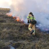Bomberos del servicio de extinción de incendios apagando un fuego en Cantabria