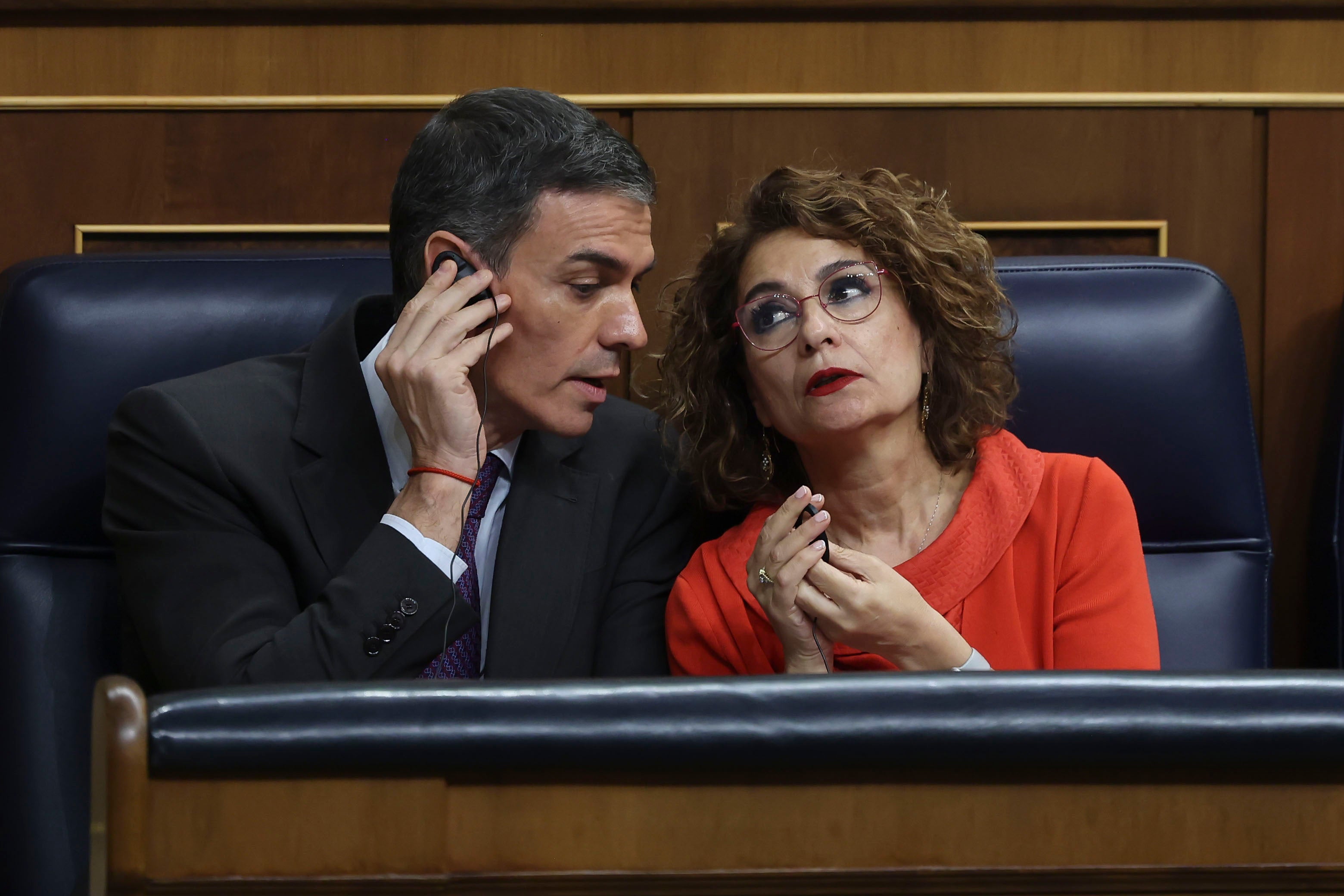 Pedro Sánchez y María Jesús Montero conversan durante una sesión de control al Gobierno en el Congreso de los Diputados Pedro Sánchez y María Jesús Montero conversan durante una sesión de control al Gobierno en el Congreso de los Diputados