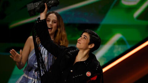 Alba Flores levanta el premio a Mejor canci&oacute;n original por 'Flores para Antonio'