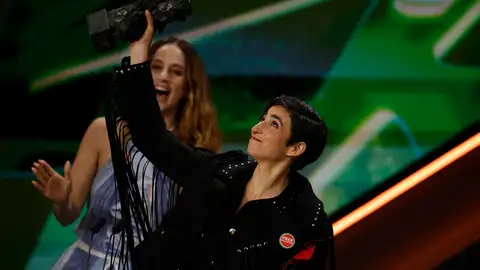 Alba Flores levanta el premio a Mejor canción original por 'Flores para Antonio' Alba Flores levanta el premio a Mejor canción original por 'Flores para Antonio'