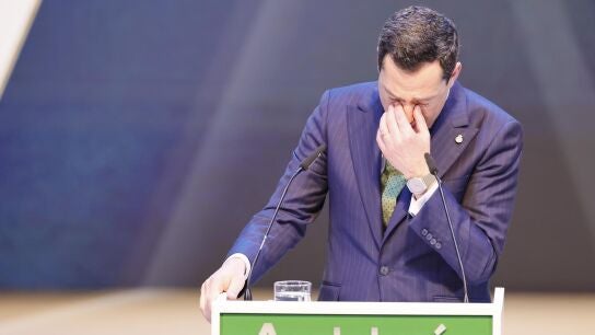 Juanma Moreno se emociona durante su discurso del 28F 