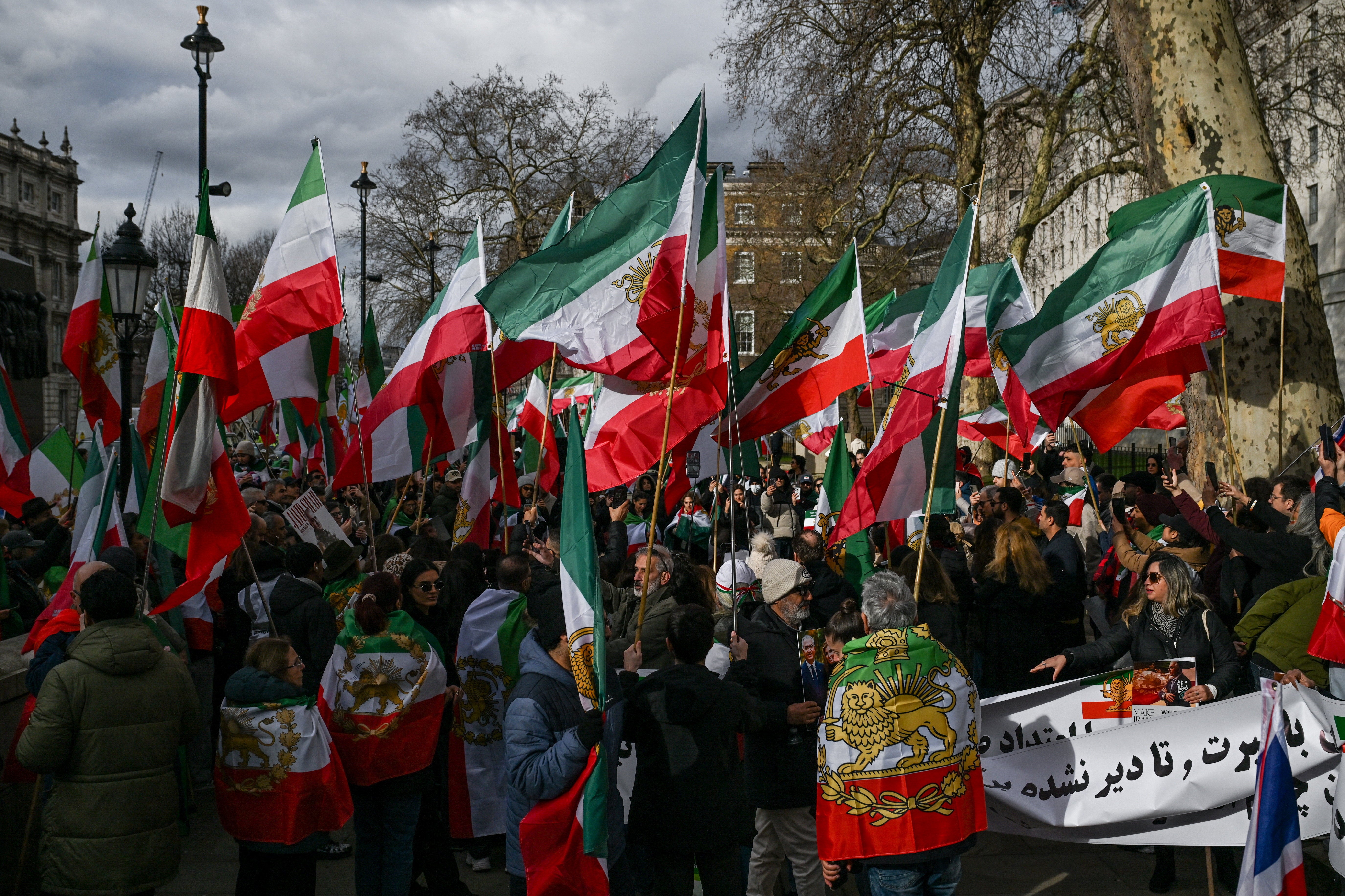 Protestas y celebraciones: las dos caras de la sociedad iraní tras la muerte del ayatolá Jameneí Protestas y celebraciones: las dos caras de la sociedad iraní tras la muerte del ayatolá Jameneí