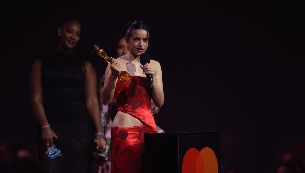 Rosalía recogiendo el galardón en los BRIT Awards 2026