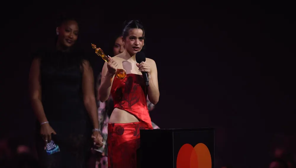 Rosalía recogiendo el galardón en los BRIT Awards 2026 Rosalía recogiendo el galardón en los BRIT Awards 2026