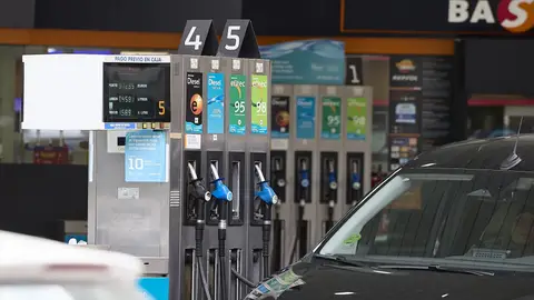 Imagen de archivo de una gasolinera ¿Va a subir otra vez la gasolina? Qué va a pasar con el petróleo tras los ataques a Irán