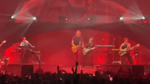 Mikel Izal se despide a lo grande convirtiendo el Movistar Arena de Madrid Mikel Izal se despide a lo grande convirtiendo el Movistar Arena de Madrid