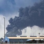 Una gran columna de humo sale desde el aeropuerto de Dubái