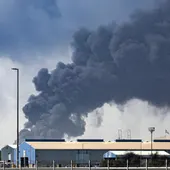 Una gran columna de humo sale desde el aeropuerto de Dubái Una gran columna de humo sale desde el aeropuerto de Dubái