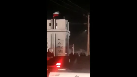 Un hombre se sube encima de un monumento y coloca la bandera pre-revolucionaria Un hombre se sube encima de un monumento y coloca la bandera pre-revolucionaria