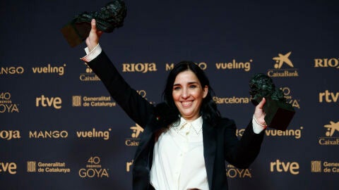Alauda Ruiz con sus dos goyas