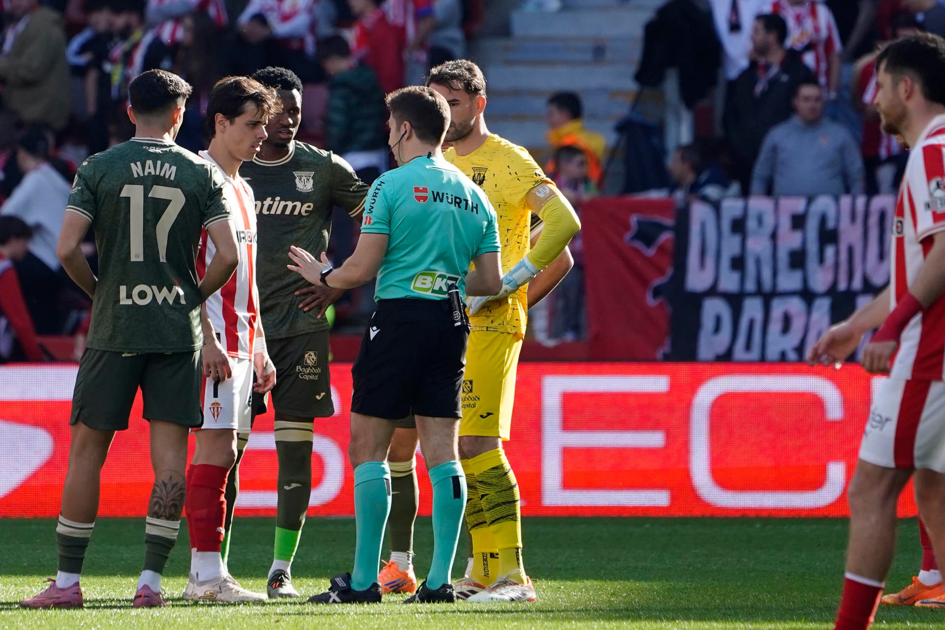 Suspendido el Sporting-Leganés por la muerte de un aficionado en las gradas Suspendido el Sporting-Leganés por la muerte de un aficionado en las gradas