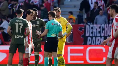 El colegiado del partido entre Sporting y Leganés, Daniel Palencia comunica a los capitanes Gaspar Campos y Juan Soriano la suspensión oficial del encuentro El colegiado del partido entre Sporting y Leganés, Daniel Palencia comunica a los capitanes Gaspar Campos y Juan Soriano la suspensión oficial del encuentro