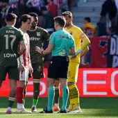 El colegiado del partido entre Sporting y Leganés, Daniel Palencia comunica a los capitanes Gaspar Campos y Juan Soriano la suspensión oficial del encuentro El colegiado del partido entre Sporting y Leganés, Daniel Palencia comunica a los capitanes Gaspar Campos y Juan Soriano la suspensión oficial del encuentro