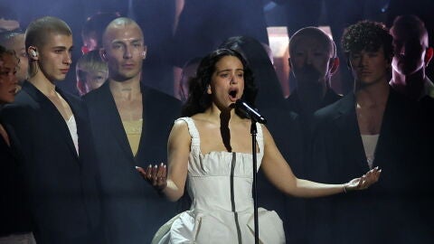 Rosal&iacute;a, solemne al inicio de su actuaci&oacute;n en los BRIT Awards 2026