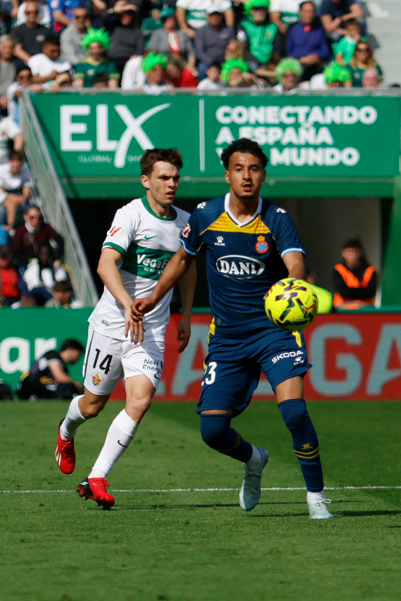 Polémica en el Elche-Espanyol: Omar El Hilali denuncia que Rafa Mir le dijo "viniste en patera" Polémica en el Elche-Espanyol: Omar El Hilali denuncia que Rafa Mir le dijo "viniste en patera"