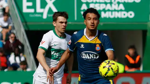 El defensa del RCD Espanyol Omar El Hilali (d) y el centrocampista del Elche Aleix Febas (i) durante el partido de Liga disputado este domingo en el estadio Martínez Valero de Elche. El defensa del RCD Espanyol Omar El Hilali (d) y el centrocampista del Elche Aleix Febas (i) durante el partido de Liga disputado este domingo en el estadio Martínez Valero de Elche.