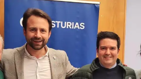 El presidente del PP asturiano, Álvaro Queipo, junto a Tino Medina El presidente del PP asturiano, Álvaro Queipo, junto a Tino Medina