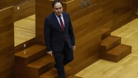 El president de la Generalitat, Juanfran Pérez Llorca, durante una sesión de control, en Les Corts. El president de la Generalitat, Juanfran Pérez Llorca, durante una sesión de control, en Les Corts.