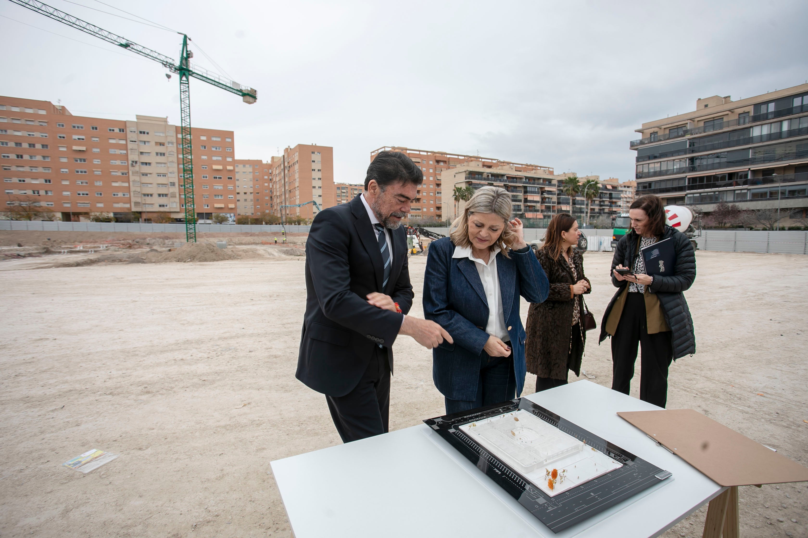 Alicante y la Generalitat instalarán zonas de sombra en los patios de los centros educativos Alicante y la Generalitat instalarán zonas de sombra en los patios de los centros educativos