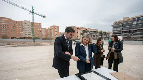 Luis Barcala y Carmen Ortí en la visita al inicio de las obras del CEE 'El Somni' Luis Barcala y Carmen Ortí en la visita al inicio de las obras del CEE 'El Somni'