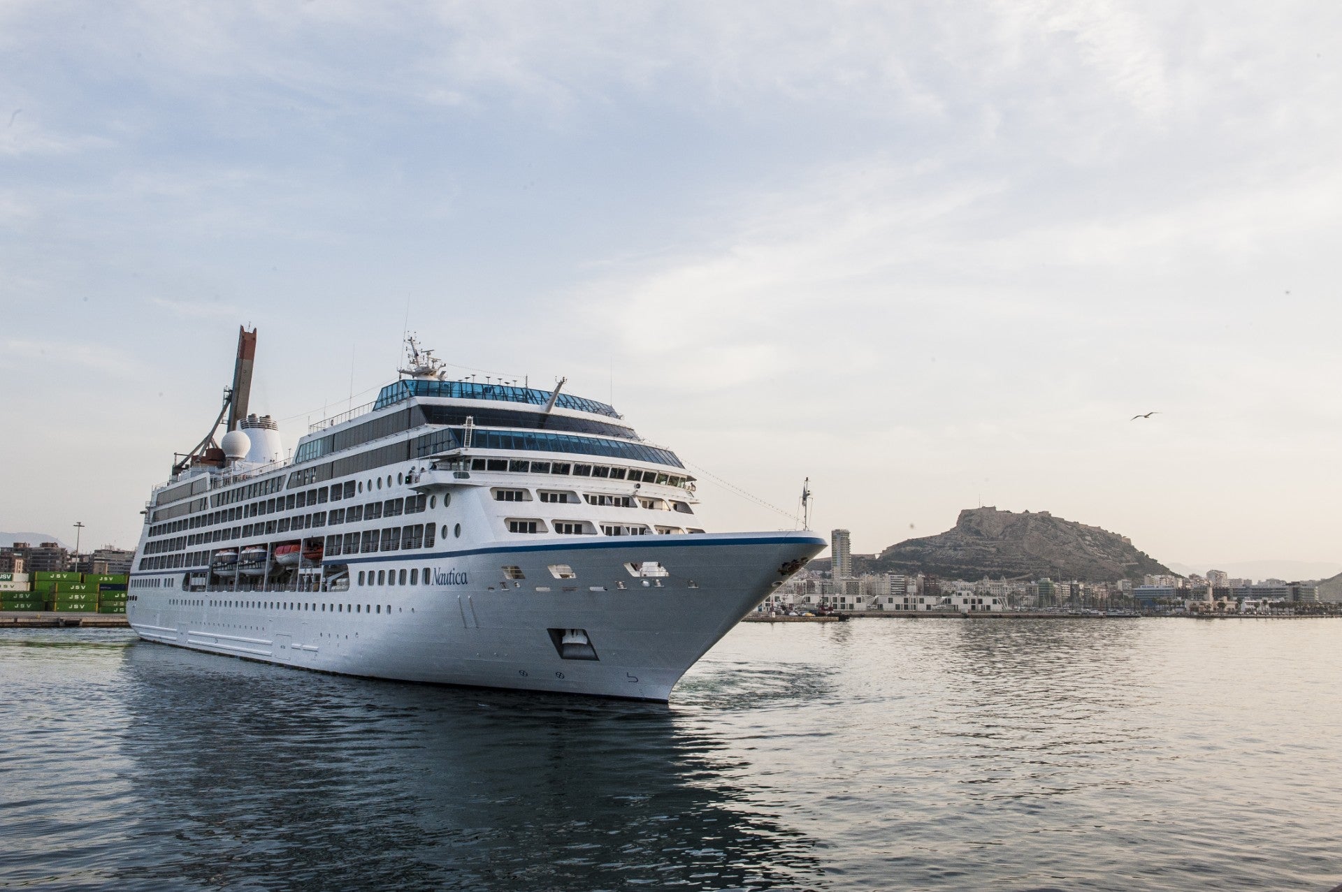 Un crucero sale del Puerto de Alicante Un crucero sale del Puerto de Alicante