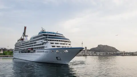 Un crucero sale del Puerto de Alicante Un crucero sale del Puerto de Alicante