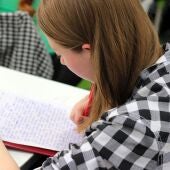 La Bofill alerta que el sistema de beques exclou la meitat dels joves en situació de pobresa