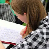 La Bofill alerta que el sistema de beques exclou la meitat dels joves en situació de pobresa La Bofill alerta que el sistema de beques exclou la meitat dels joves en situació de pobresa