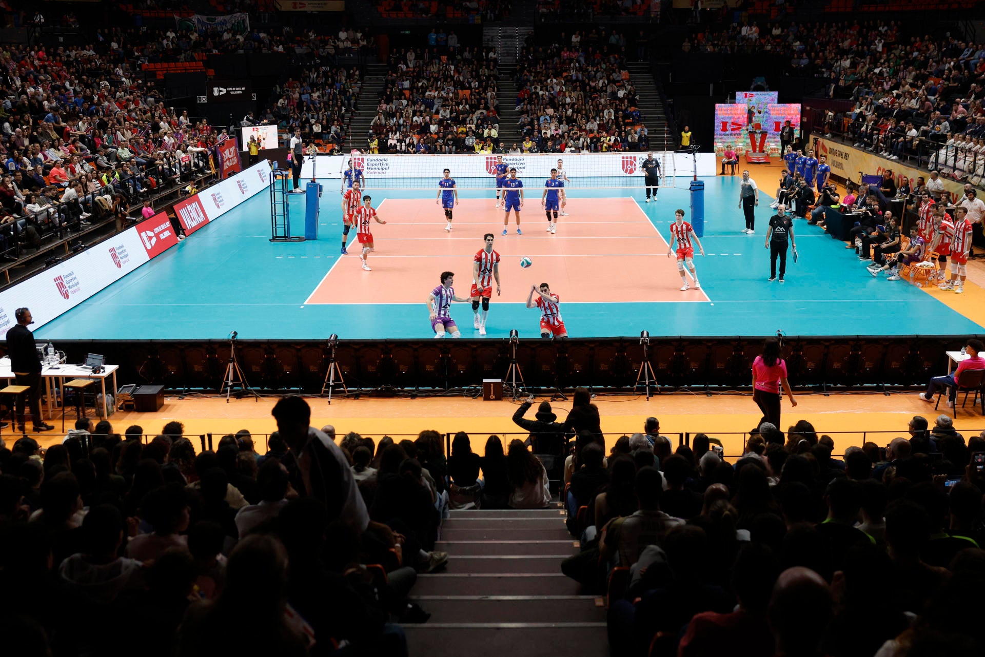 La Fonteta fulmina el récord de público en la Copa tras 37 años con 6.125 personas La Fonteta fulmina el récord de público en la Copa tras 37 años con 6.125 personas