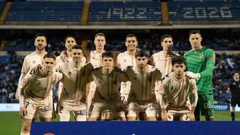 La plantilla del Eldense, antes del duelo en Alicante. La plantilla del Eldense, antes del duelo en Alicante.