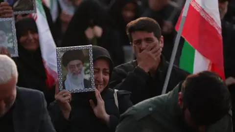 Numerosas personas se han concentrado en la plaza Enqelab de Teherán, en señal de duelo tras la muerte del líder supremo iraní, el ayatolá Alí Jamenei. Numerosas personas se han concentrado en la plaza Enqelab de Teherán, en señal de duelo tras la muerte del líder supremo iraní, el ayatolá Alí Jamenei.