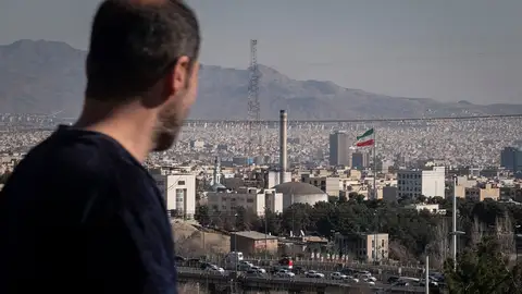 Un hombre pasa junto a un reactor de investigación de Teherán. Un hombre pasa junto a un reactor de investigación de Teherán.