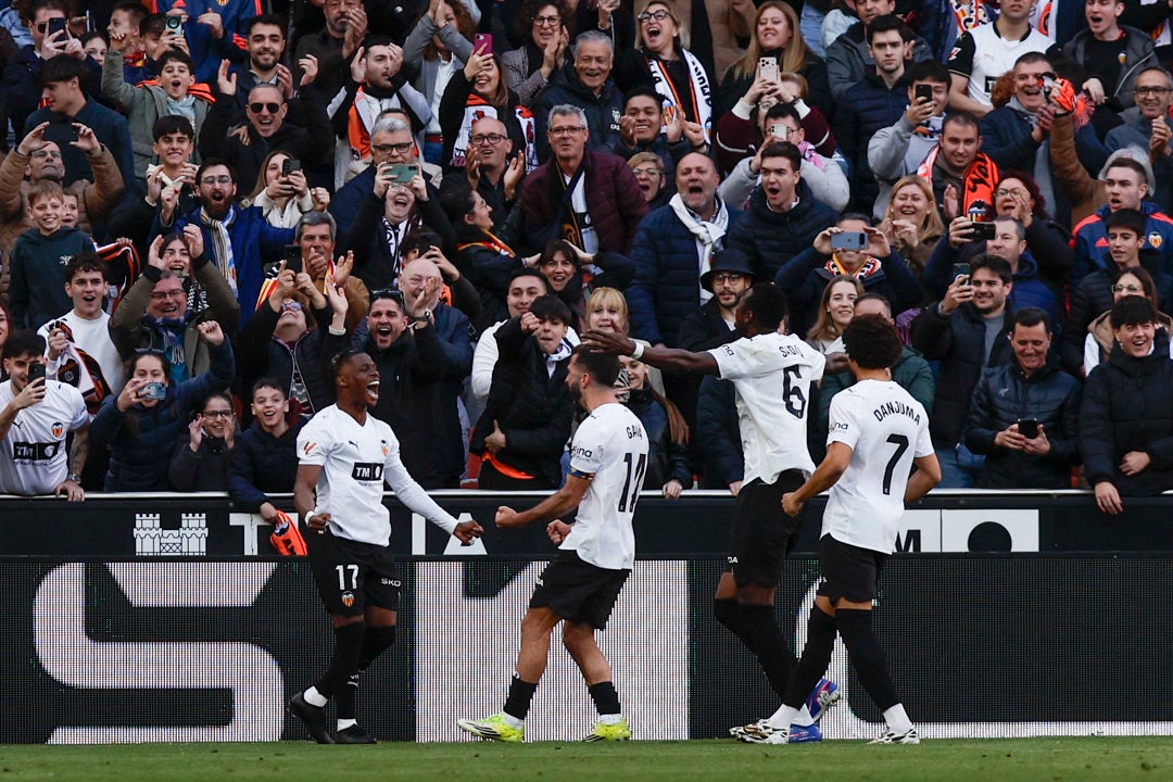 Ramazani da alas al Valencia desde el punto de penalti Ramazani da alas al Valencia desde el punto de penalti