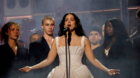 Rosal&iacute;a actuando en los BRIT Awards 2026