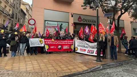 Trabajadores y sindicatos durante la primera concentración de la huelga Trabajadores y sindicatos durante la primera concentración de la huelga