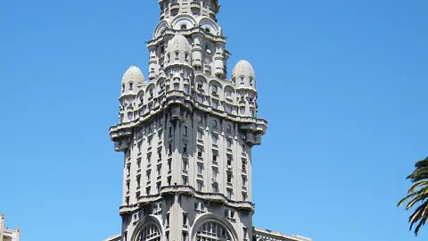 https:es.wikipedia.org/wiki/Palacio_Salvo#/media/Archivo:Palaciosalvouruguay.jpg https:es.wikipedia.org/wiki/Palacio_Salvo#/media/Archivo:Palaciosalvouruguay.jpg