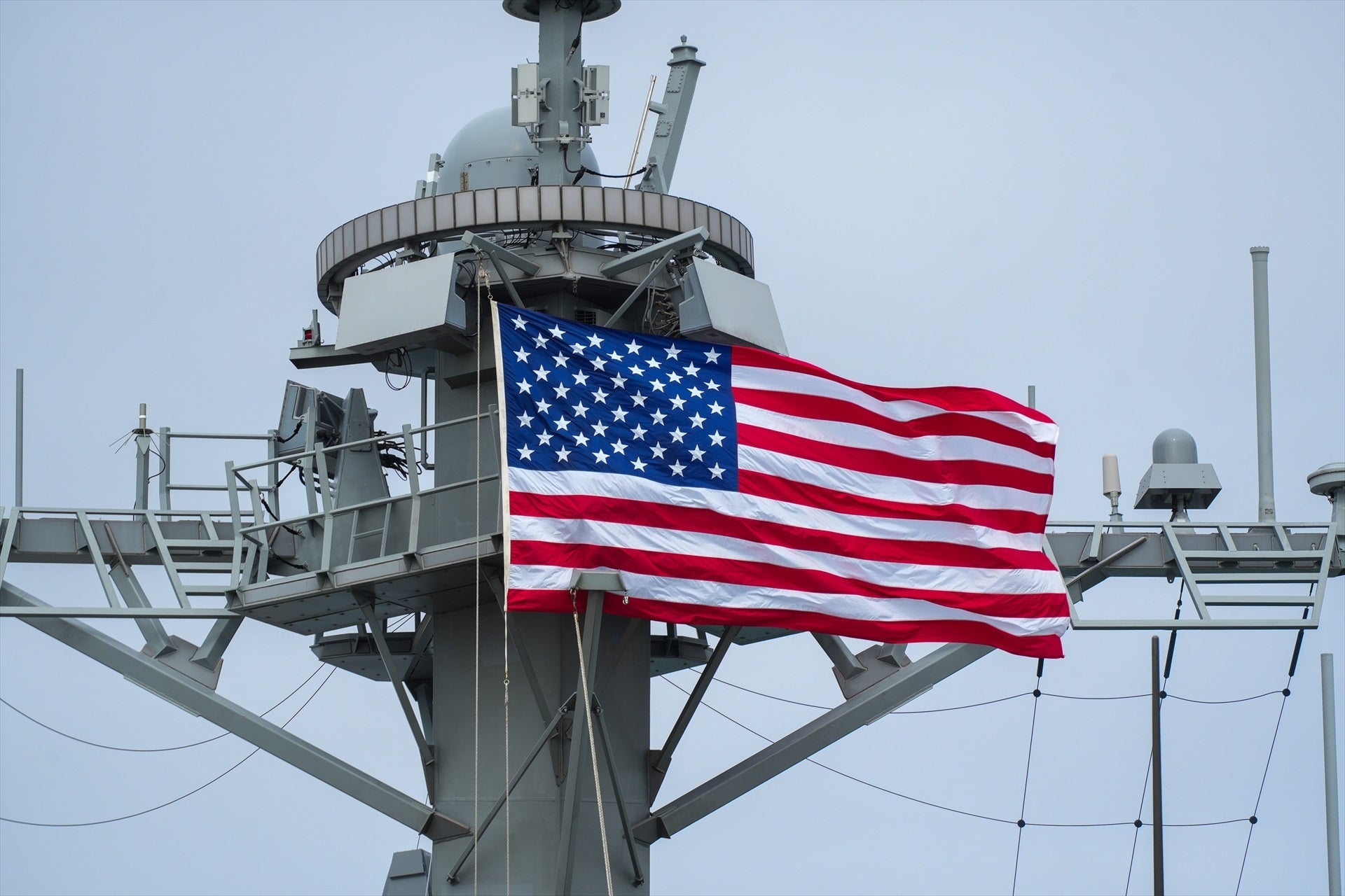 Imagen de archivo de la bandera de USA hondeando en la cubierta del USS Oscar Austin en el puerto de Rota. Imagen de archivo de la bandera de USA hondeando en la cubierta del USS Oscar Austin en el puerto de Rota.