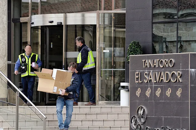 Comienza el macrojuicio por el cambiazo de ataúdes en un tanatorio de Valladolid: "Encienden los ventiladores para que hagan ruido y parezca que están incinerando" Comienza el macrojuicio por el cambiazo de ataúdes en un tanatorio de Valladolid: "Encienden los ventiladores para que hagan ruido y parezca que están incinerando"