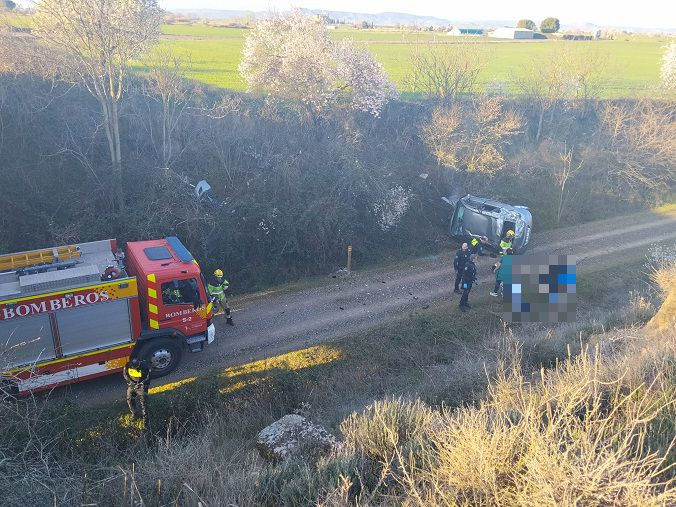 Heridos graves tres jóvenes tras caer su coche desde un puente en la carretera de Huerrios Heridos graves tres jóvenes tras caer su coche desde un puente en la carretera de Huerrios