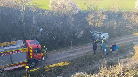 Heridos graves tres jóvenes tras caer su coche desde un puente en la carretera de Huerrios Heridos graves tres jóvenes tras caer su coche desde un puente en la carretera de Huerrios