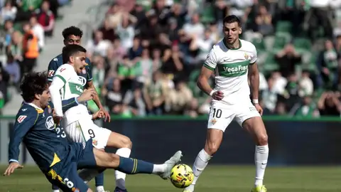 André Silva intenta rematar ante la defensa de Cabrera. André Silva intenta rematar ante la defensa de Cabrera.