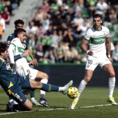 André Silva intenta rematar ante la defensa de Cabrera.