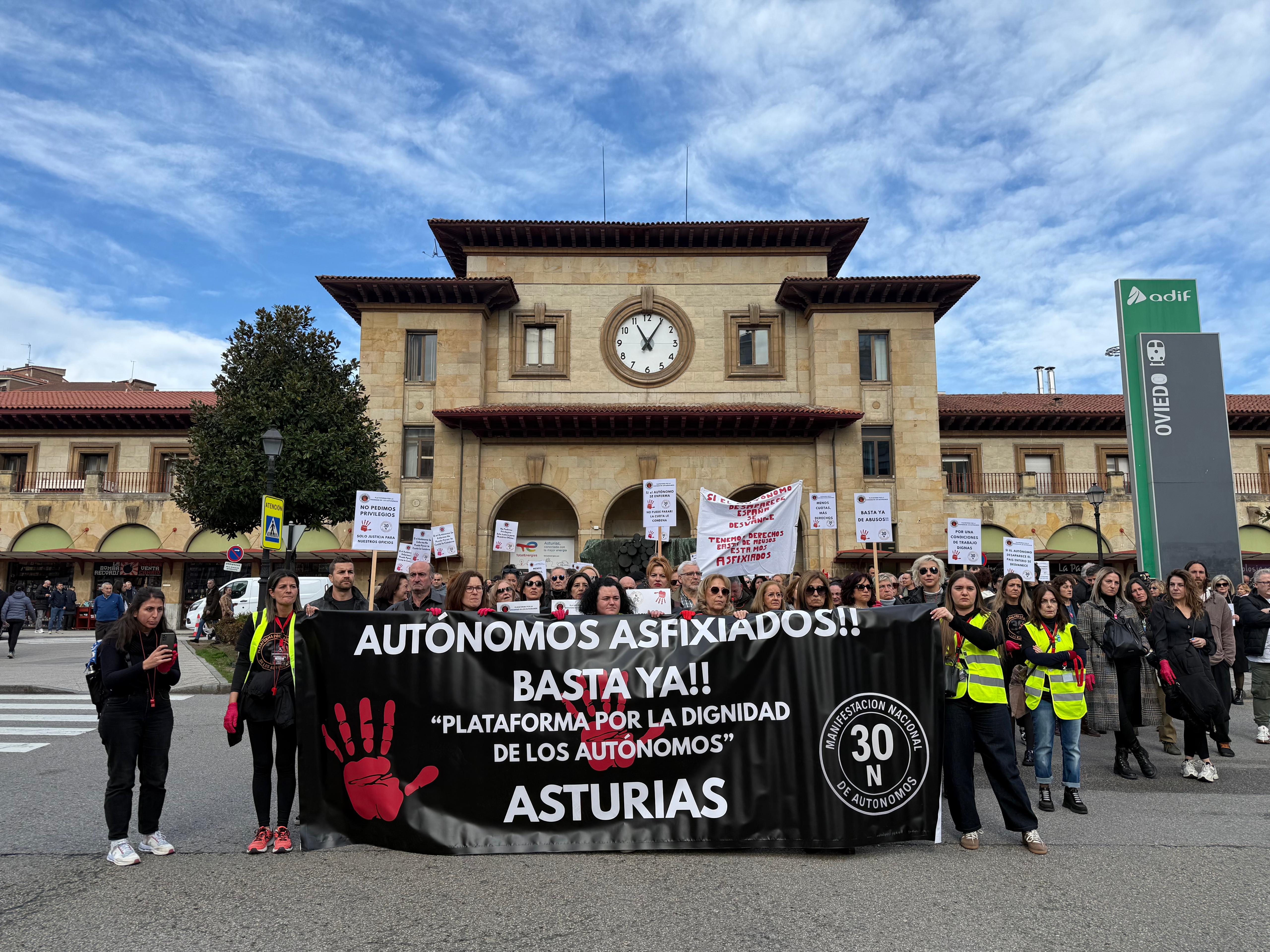 Centenares de autónomos reclaman, en Asturias, derechos similares a los de los trabajadores por cuenta ajena Centenares de autónomos reclaman, en Asturias, derechos similares a los de los trabajadores por cuenta ajena