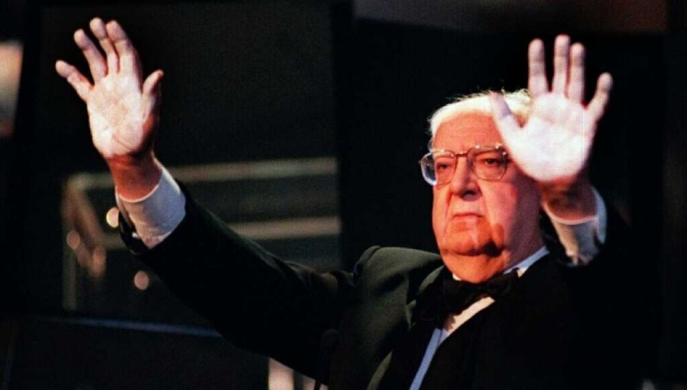 El cineasta José Luis Borau, alzando las manos con las palmas pintadas de blanco en símbolo de rechazo a la violencia de ETA.