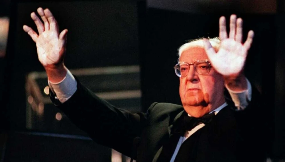 José Luis Borau, durante la gala de los Goya de 1998, cuando alzó las manos pintadas de blanco en señal de protesta ante el terrorismo de ETA. José Luis Borau, durante la gala de los Goya de 1998, cuando alzó las manos pintadas de blanco en señal de protesta ante el terrorismo de ETA.