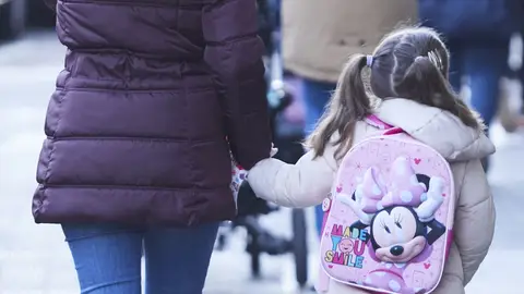 Una niña, acompañada de un madre en Sevilla. Una niña, acompañada de un madre en Sevilla.
