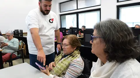 Mérida acogerá un curso presencial y gratuito para que la ciudadanía aprenda a realizar trámites en Internet Mérida acogerá un curso presencial y gratuito para que la ciudadanía aprenda a realizar trámites en Internet