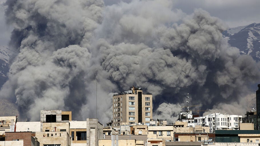 Humo provocado por los bombardeos en Teher&aacute;n.